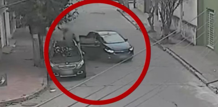 Detuvieron a un chofer de aplicación por amenazar y tirar del auto a una pasajera en Córdoba