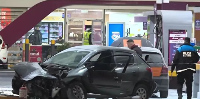 Accidente en la General Paz: un auto chocó contra una estación de servicio y terminó envuelto en llamas