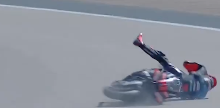 MotoGP: Bezzecchi sufrió una fuerte caída que lo deja fuera del GP de Alemania tras una lesión en la clavícula