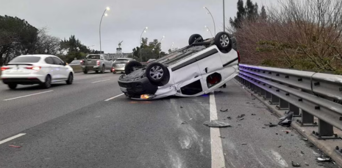 Impactante choque y vuelco en General Paz: hay dos heridos