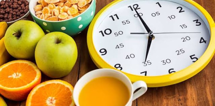 Salud y bienestar: por qué la hora en la que comes importa tanto como los alimentos elegidos