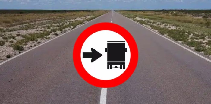 ¿Cuál es el significado de la señal de tránsito con una flecha negra y un camión?