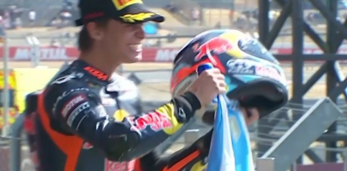 Perrone subió al podio en Silverstone y mostró la camiseta argentina en pleno circuito inglés