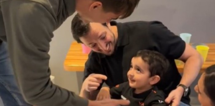 F2: el adorable gesto de Varrone con un chico de 4 años que lo pinta de cuerpo entero