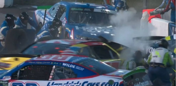 Escalofriante accidente en la calle de boxes durante la carrera de NASCAR