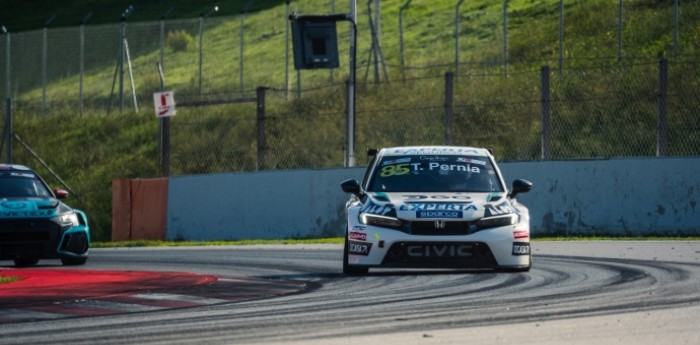 Tiago Pernía clasificó 13° en Barcelona y deberá remontar en la definición del TCR Europe