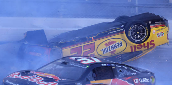 Joey Logano sufrió un aterrador vuelco en Talladega y lanzó una frase impactante: "Estoy feliz de estar vivo"