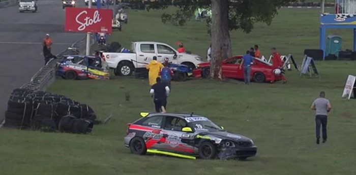 Escalofriante accidente en el que la piloto salió despedida 