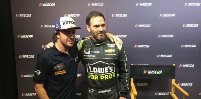 Jimmie Johnson ya le envió su auto a Alonso