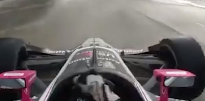 Al límite: un IndyCar sobre piso húmedo con gomas lisas