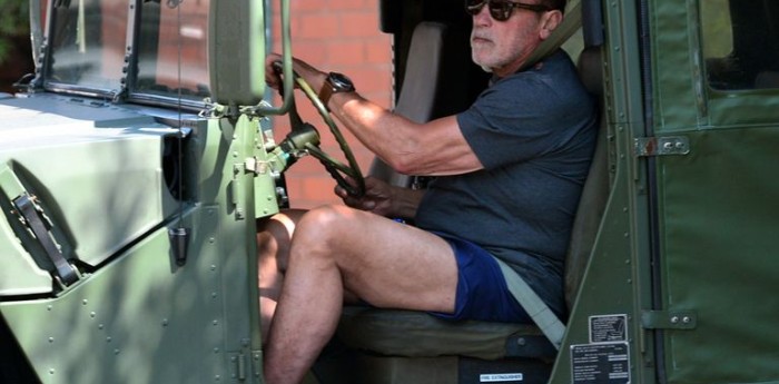 Arnold Schwarzenegger hace las compras en su Hummer