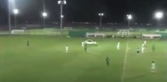 Un auto invadió una cancha de fútbol