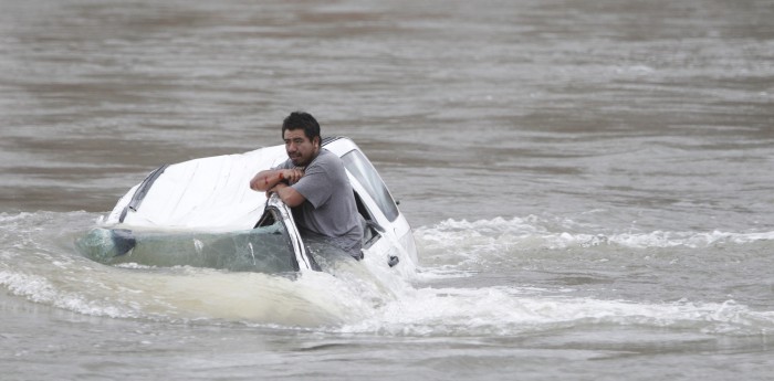 ¿Cómo salir de un auto que cayó al agua?