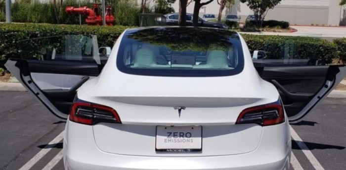 Un Tesla con una increíble falla