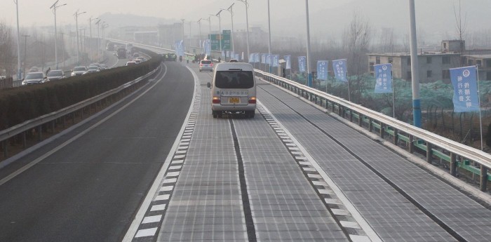 Construyen una autopista solar que cargará autos eléctricos