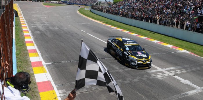 ¿Por qué las carreras terminan con una bandera a cuadros?