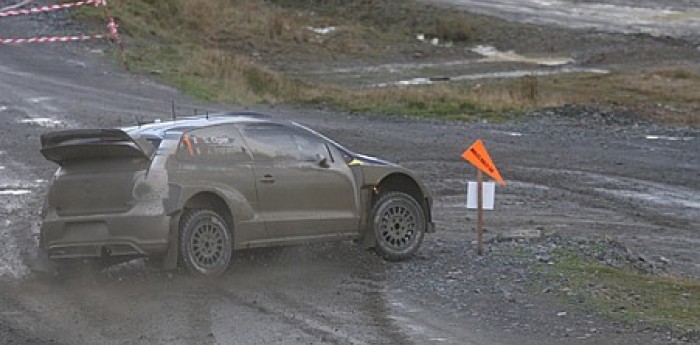 Ogier sigue firme en el barro