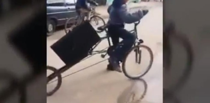 Una bicicleta con estéreo