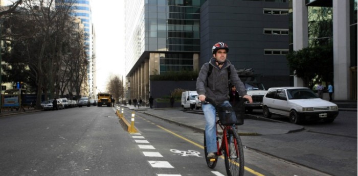 Quieren multar a los ciclistas que usen auriculares o celular