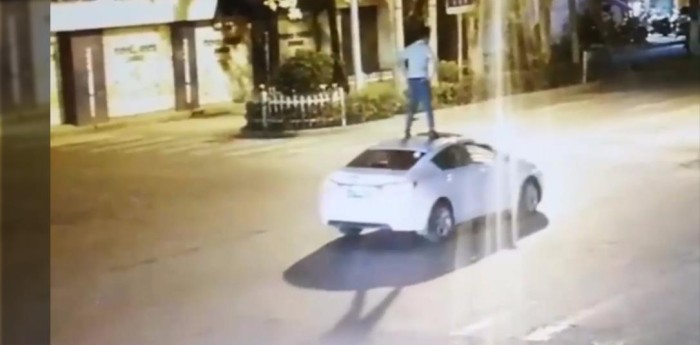 Un hombre borracho viajó seis cuadras sobre el techo de su auto