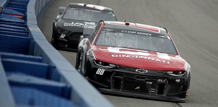 Nascar en Fontana homenaje a Johnson y victoria de Bowman