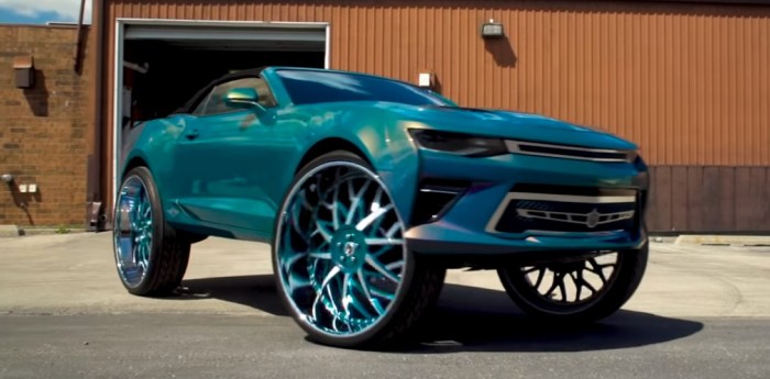 ¡Impresionante Chevrolet Camaro con llantas de 32 pulgadas!