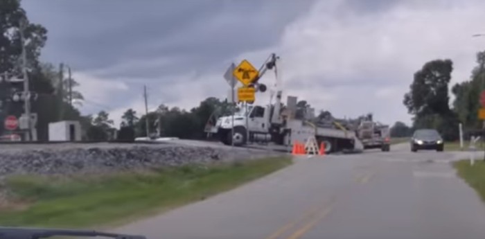 Un camión quedó en el medio de la vía y ocurrió algo increíble