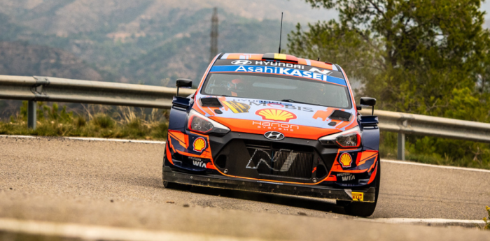 Neuville sigue al frente en Cataluña 