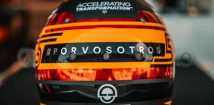 Carlos Sainz y un casco especial en España