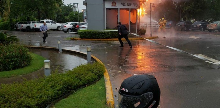 Un incendio en Sunchales destruyó el auto de Vicente Cipolatti