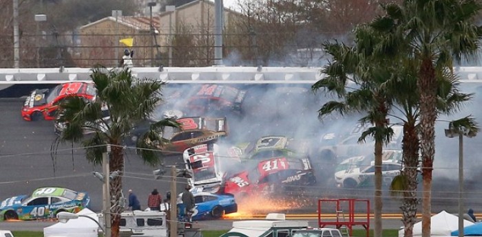 Impactante accidente en la Nascar con 17 autos involucrados