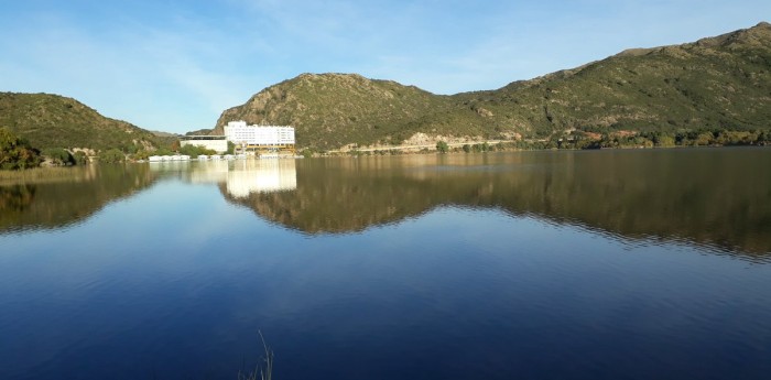 El sonido de los motores V8 en las sierras y el lago de Potrero 