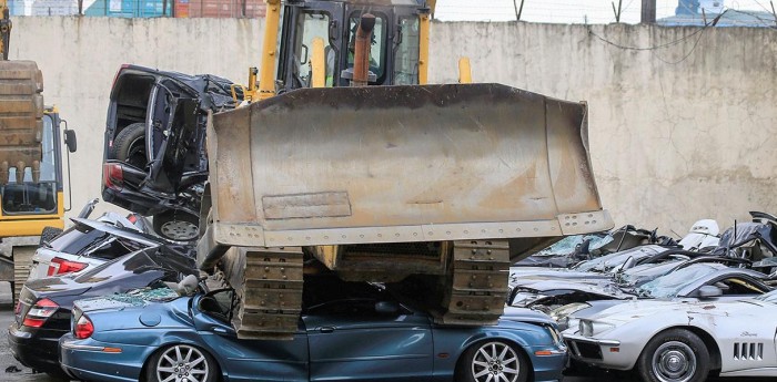 Ordenan destruir autos de lujo