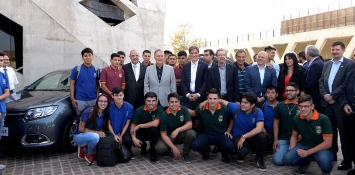 Renault donó vehículos a escuelas técnicas de Córdoba