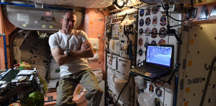 Un astronauta que ve las carreras de Fórmula 1 desde el espacio
