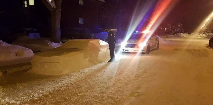 La policía de Canadá le hizo una multa a un Supra de nieve