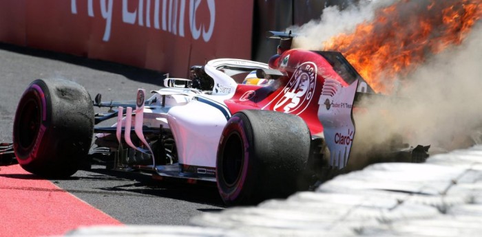 Fuego en un auto de Fórmula 1 en Paul Ricard