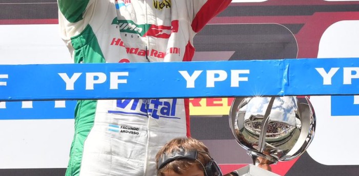 Felipe, el nene que llenó de ternura el podio de Buenos Aires