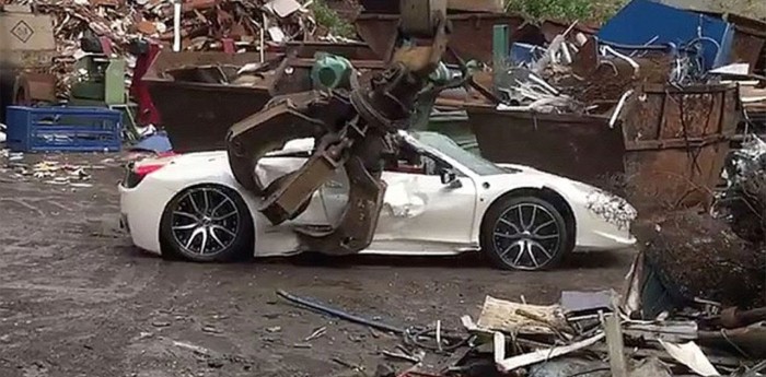 Una Ferrari destruida en un minuto