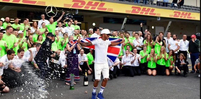 El festejo de Hamilton desde una botella de champagne