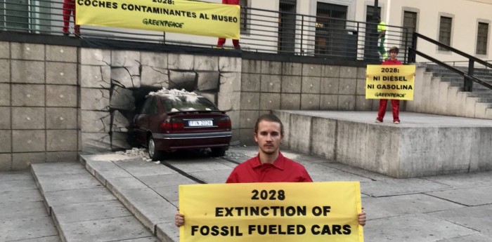 Greenpeace “lanzó” un coche contra el Museo de la Reina Sofía