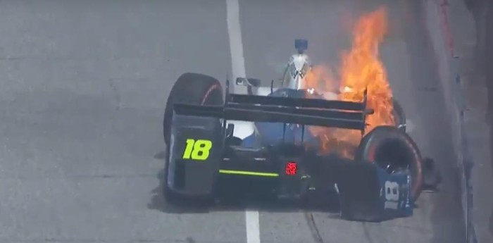 Auto de Indy Car prendido fuego en Toronto