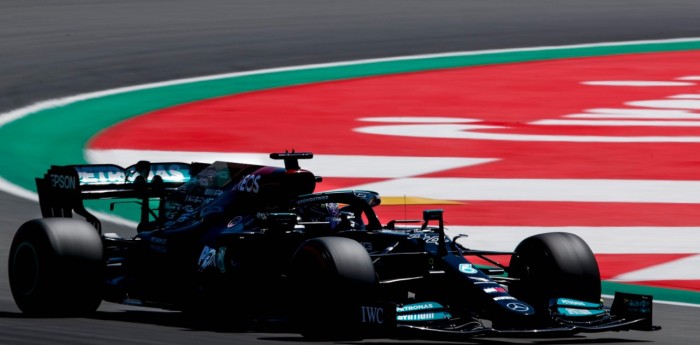 Hamilton pasó a Verstappen en el final y festejó en España