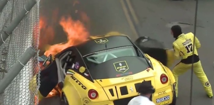 Una Ferrari en llamas en el debut de una categoría