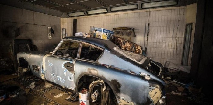 Autos de lujo en un galpón abandonado