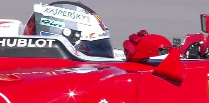 Vettel manejó con una sola mano