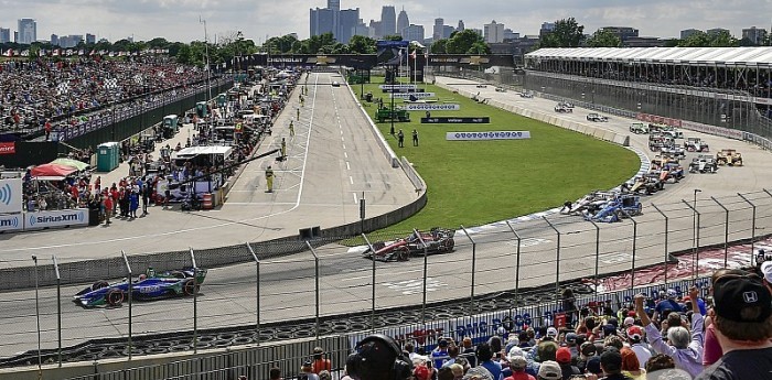 IndyCar con aficionados en Detroit
