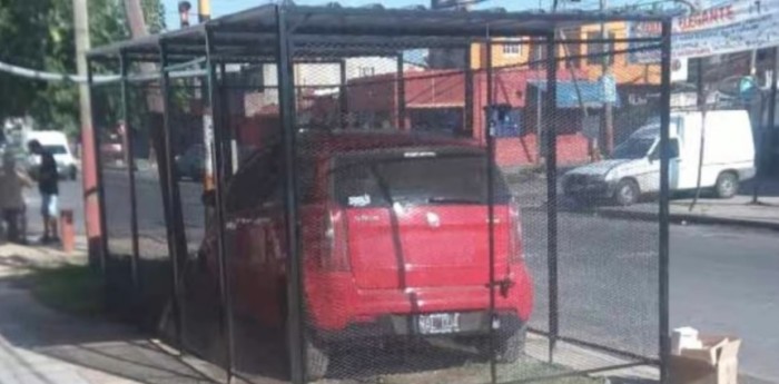 Enjauló el auto en la vereda para que no se lo roben