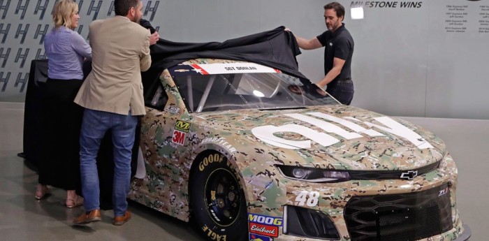 Jimmie Johnson cambia colores para honrar a los soldados