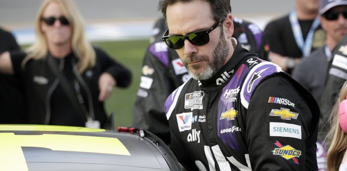 Jimmie Johnson de alta y reaparece el domingo en Nascar